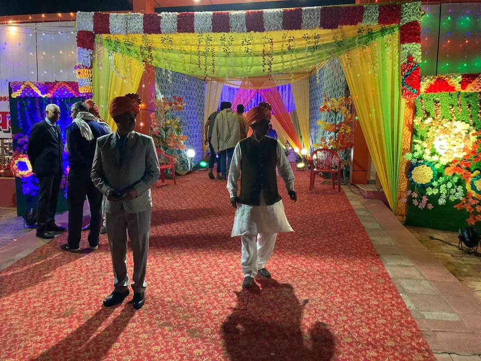 रंग-बिरंगा एंट्री रास्ता