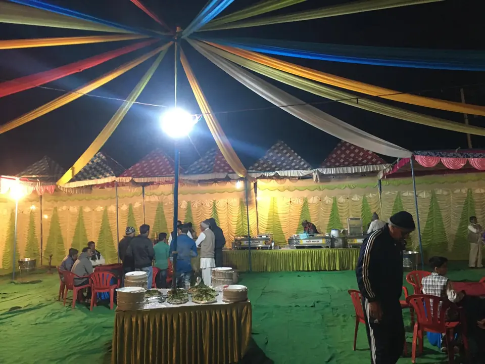 रात में लाइटिंग वाला टेंट